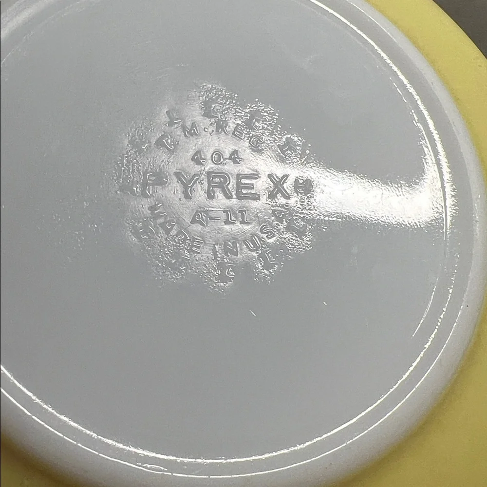 Pyrex Vintage yellow Mixing Bowl 404. 4 qt   Excellent condition. Some fades